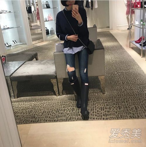 雨天出去不漂亮吗？时髦的雨鞋穿起来非常漂亮。