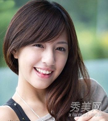 在夏天,女孩有美丽的,中等和长直的头发,他们的新鲜气质是100%