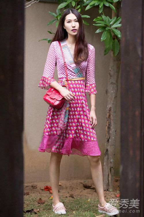 只有当你在春天穿印花裙子时,你才能在上身增添浪漫。