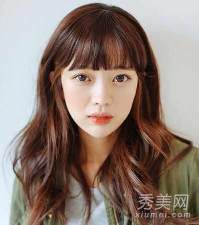最流行的女孩发型刘海+卷发是韩国女孩的标准发型。