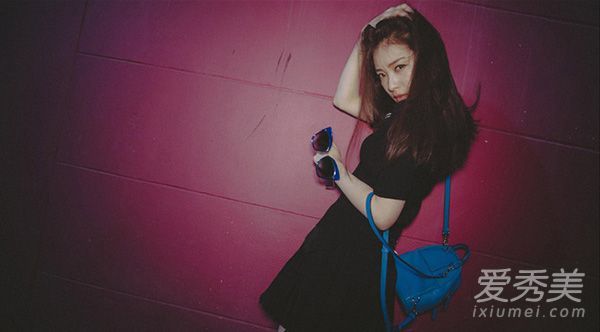 我不知道如何选择一个包。我不妨向倪妮学习。