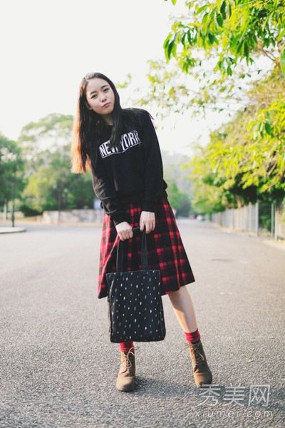 那个娇小的姐夫很瘦。裙子很薄