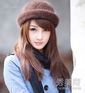 长发时尚是冬季最流行的女孩发型。