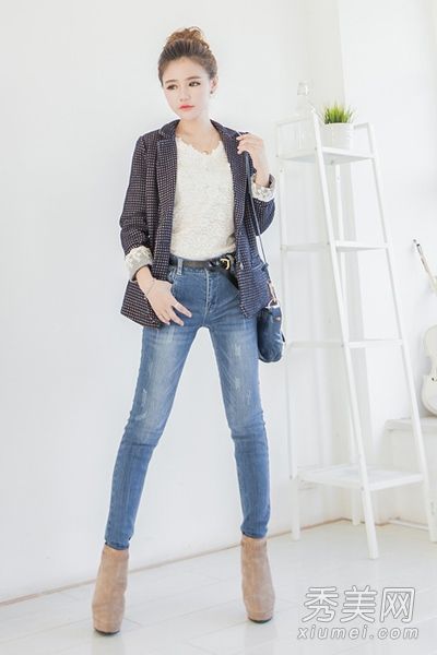 紧身裤套装在秋天很流行。