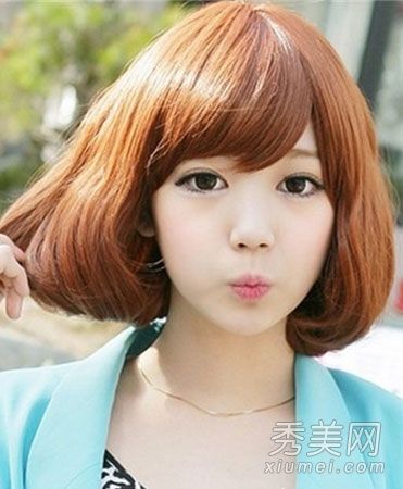 韩国女孩的短发和烫发掩盖了不完美的脸型。
