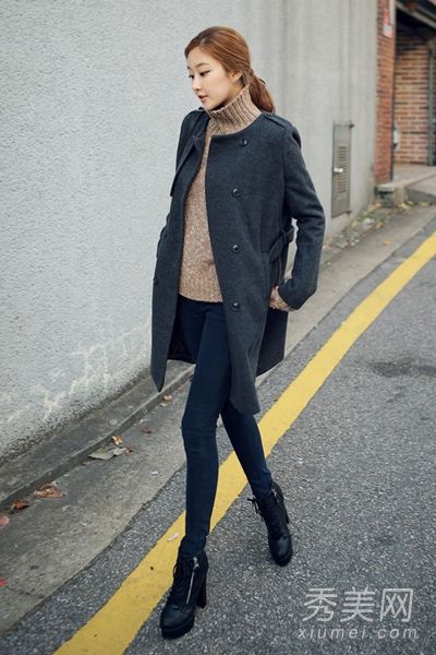 韩国流行的冬装搭配花呢外套+平角短裤是最流行的