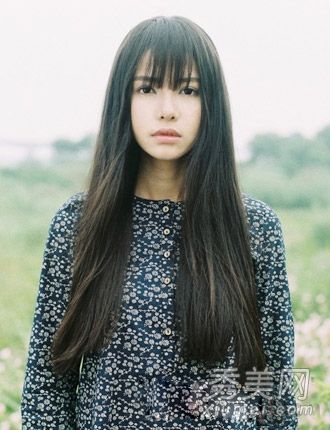 这位永恒经典的仙女有着长长的直发。