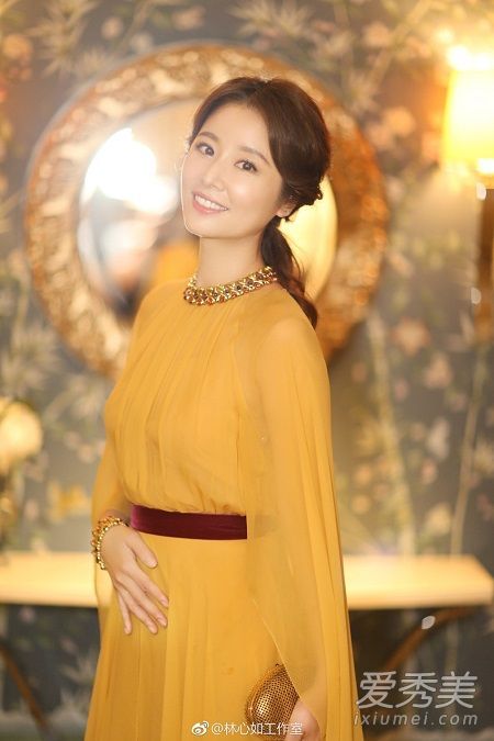 辛辣的母亲林心如是金色的，高贵而优雅。她手里的香槟正如火如荼地进行着。