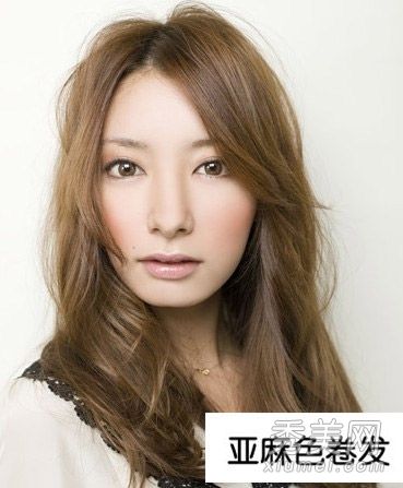 金色卷发造型冬季时装秀气质照片