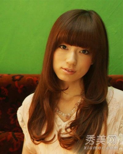 今年流行什么发型?长卷发很流行。