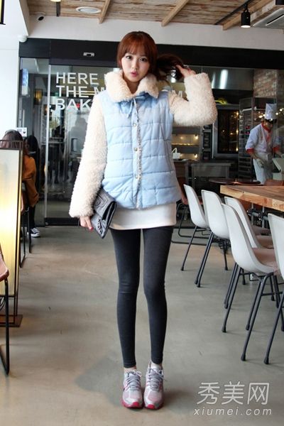 这个矮女孩的冬装、短外套和棉衣都很高。