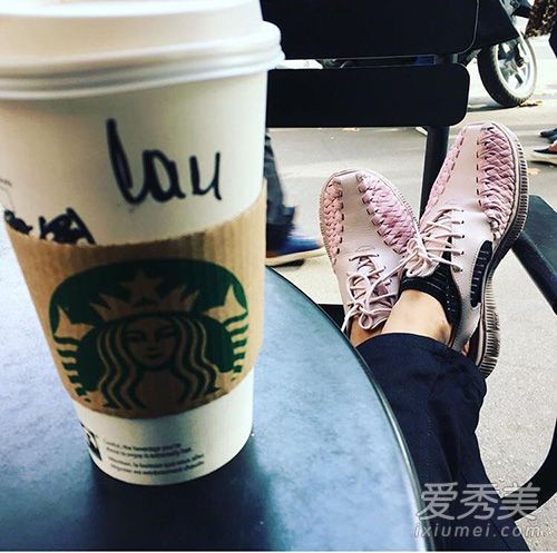 鞋子永远是女孩的好朋友。这些对必须被打败。