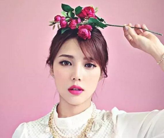 韓國化妝天才小馬微博直播“發黴的模仿化妝”