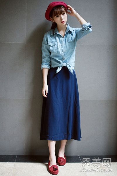 秋季牛仔只穿着他们的夹克和裤子。