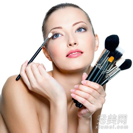 油性皮肤如何应对化妆品引发的痤疮因素