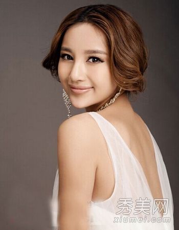 准新娘看着9位全发型的韩国新娘。