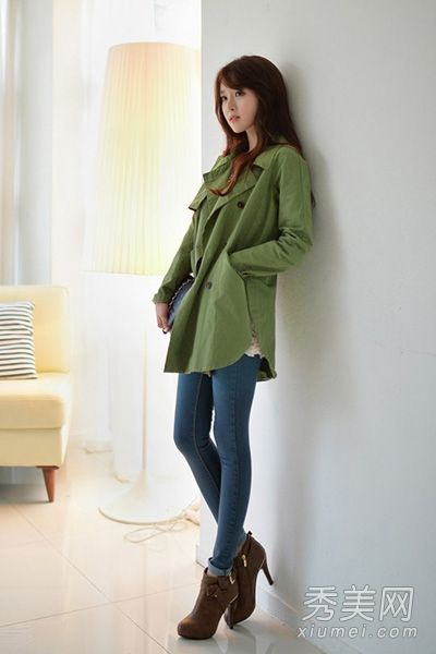 秋风天秀时尚风衣+紧身裤+高跟鞋