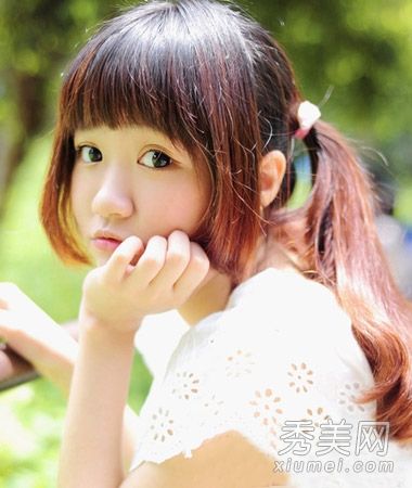 可爱的女孩在冬天的发型被推荐稍微新鲜和迷人。