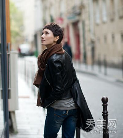 尤兰达·巴黎“在雨中歌唱”短发可爱化妆秀