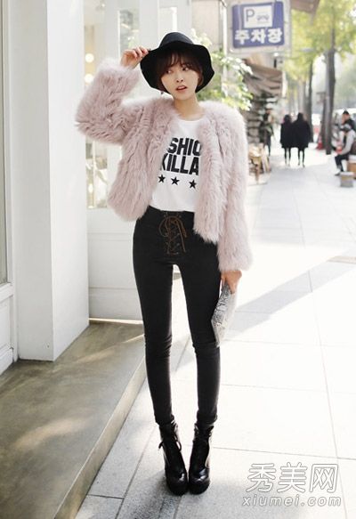 皮草外套搭配紧身裤，打造全新冬季形象