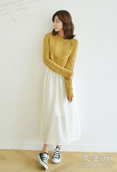 当毛衣和裙子搭配时，脱下外套也很时尚。