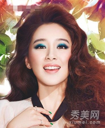 如何粘贴双眼皮贴纸？