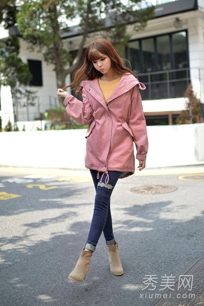 韩式休闲束腰风衣略显肥胖,深秋的女孩看起来很瘦。