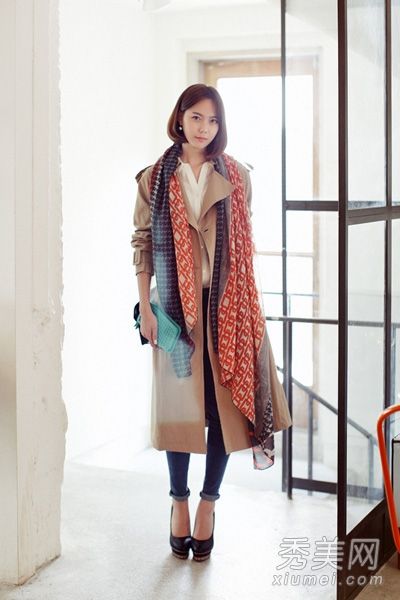 当你在秋天出门时，你应该保暖，把外套和围巾搭配起来。