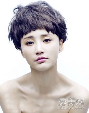 2014年最新款的女孩短发在冬天时尚、帅气、酷。