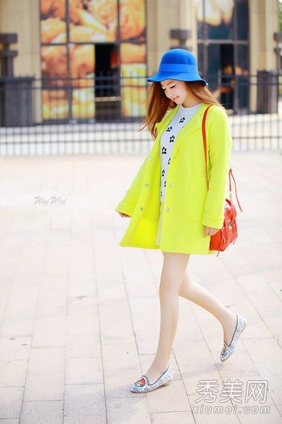 针织开衫，搭配连衣裙，展现淑女气质