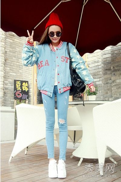 如何搭配棒球外套和紧身裤