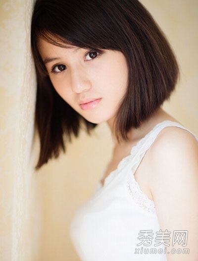 夏季选择短发甜美时尚气质美女必备