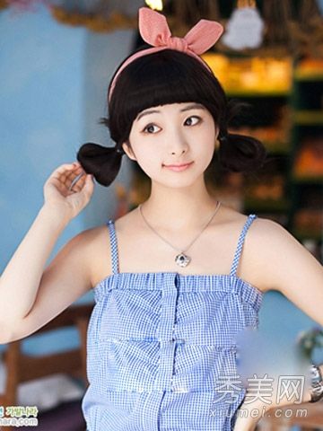 这个矮女孩的发型有9种，高2厘米多。