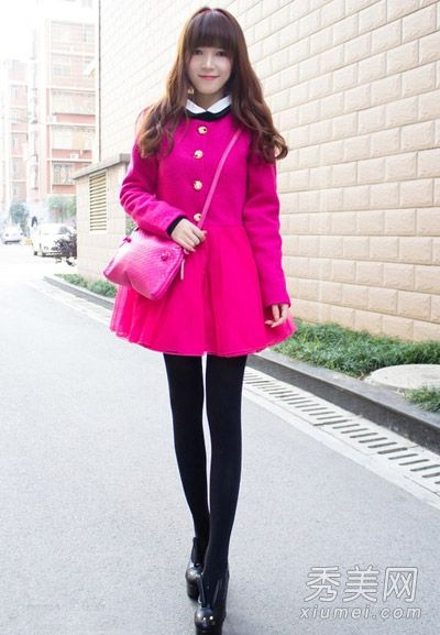 羊毛大衣宽顶紧底，看起来无与伦比。