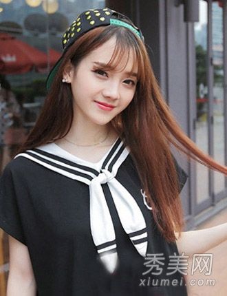 九种纯真甜美的女孩发型回到了她们的学生时代。