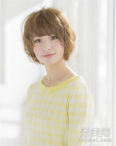 女孩俏皮的锅头短发微卷更时尚