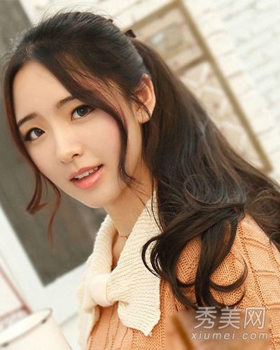 90年代的女孩流行发型和时尚来提升她们年轻的个性。