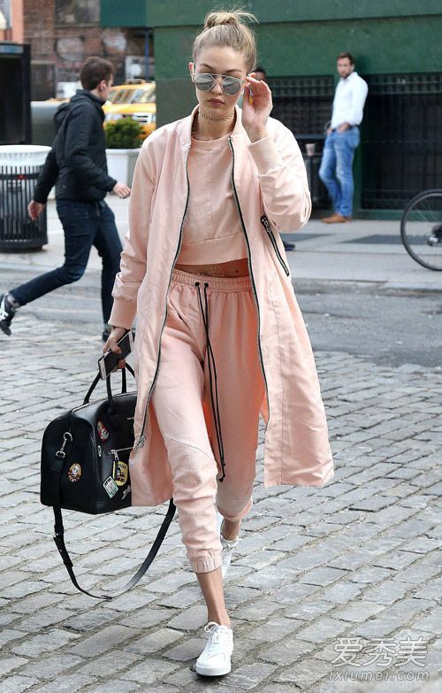 初夏穿粉色或粉色蓝色会引起年轻女孩的兴趣。