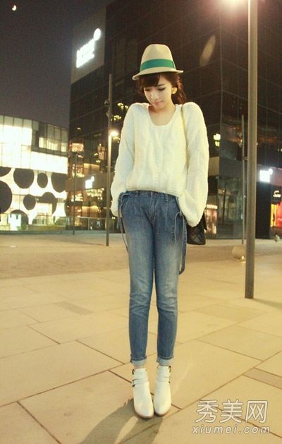 高领毛衣配裤子是最简单也是最外国的款式。