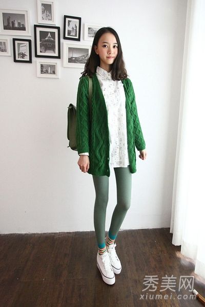 带有打底裤的长毛衣外套在视觉上非常薄