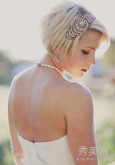 短发更清新、更漂亮。新娘的发型增添了浪漫的色彩。