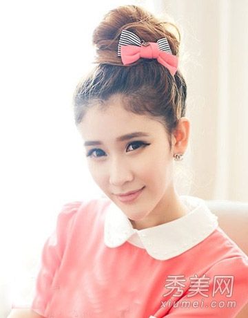 美丽的新年变成了可爱女孩的天真肉丸