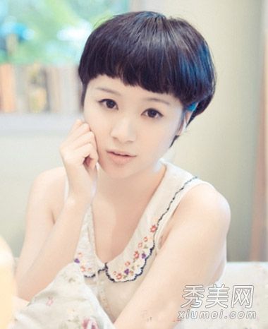 2014年最引人注目的短发款式，留着整齐的刘海，更可爱。