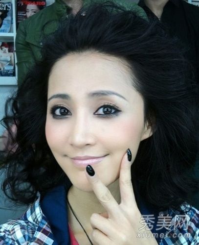 张欣怡开启浪漫甜蜜清新妆变