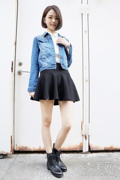 这件外套配一条短裙，这个矮个子女孩展示了很高的穿着品味。