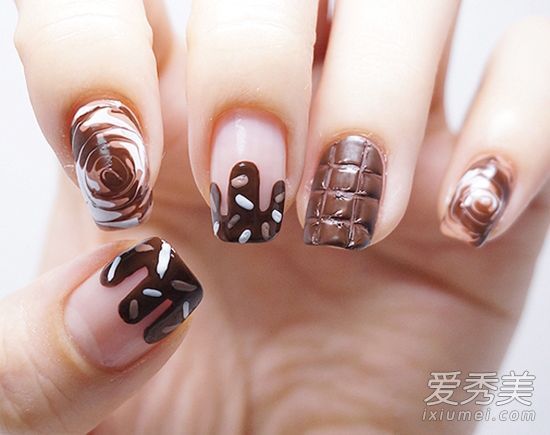 自制超逼真的巧克力美甲看起来很美味!