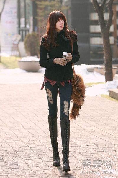 短羊毛大衣是新穿的，矮个子女孩身材修长。