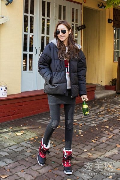 矮女孩在冬天穿短棉衣和紧身裤来显示她们的身高。