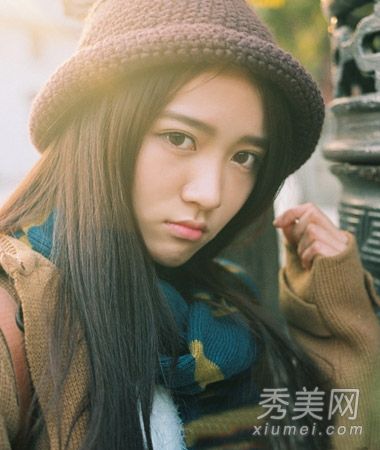 这位最新款女士的长发直直的，展现出最清新的气质。