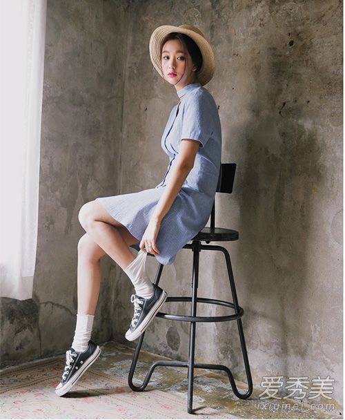 韩国现在流行衣领式服装。快点开始！